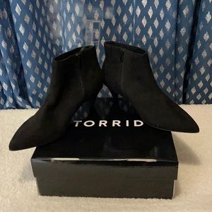 Black ankle boots with a kitten heel & pointed toe